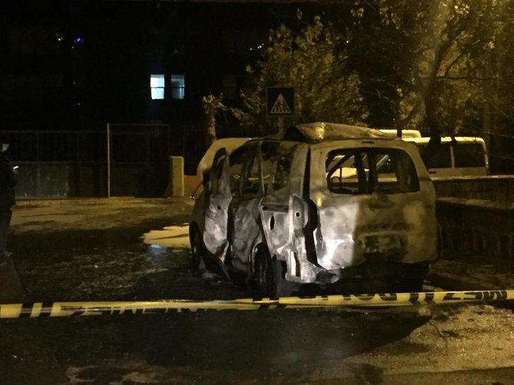 Kayseri'de park halindeki araç alev alev yandı! Bomba imha uzmanları geldi G1