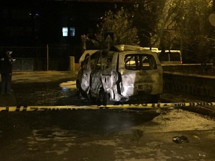 Kayseri'de park halindeki araç alev alev yandı! Bomba imha uzmanları geldi G3