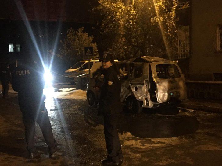 Kayseri'de park halindeki araç alev alev yandı! Bomba imha uzmanları geldi G4