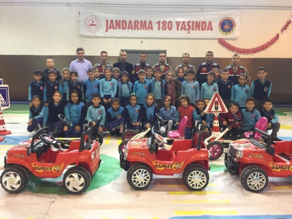 Jandarmadan &ouml;ğrencilere parkurda uygulamalı trafik eğitimi