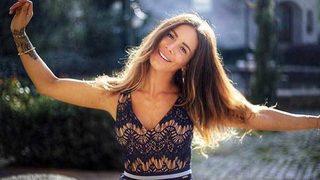 Eliz Sakuçoğlu kasıklarındaki dövmeyi gösterdi