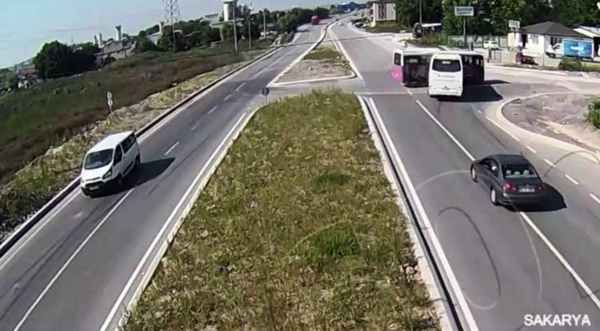 Sakarya&rsquo;da trafik kazaları kameralara yansıdı