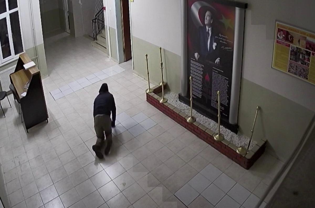 Okula giren hırsız, dışarıdan g&ouml;r&uuml;nmemek i&ccedil;in emekleyerek &uuml;st kata &ccedil;ıktı