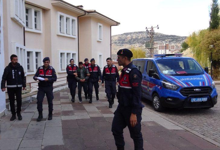 Okula giren hırsız, dışarıdan görünmemek için emekleyerek üst kata çıktı G4