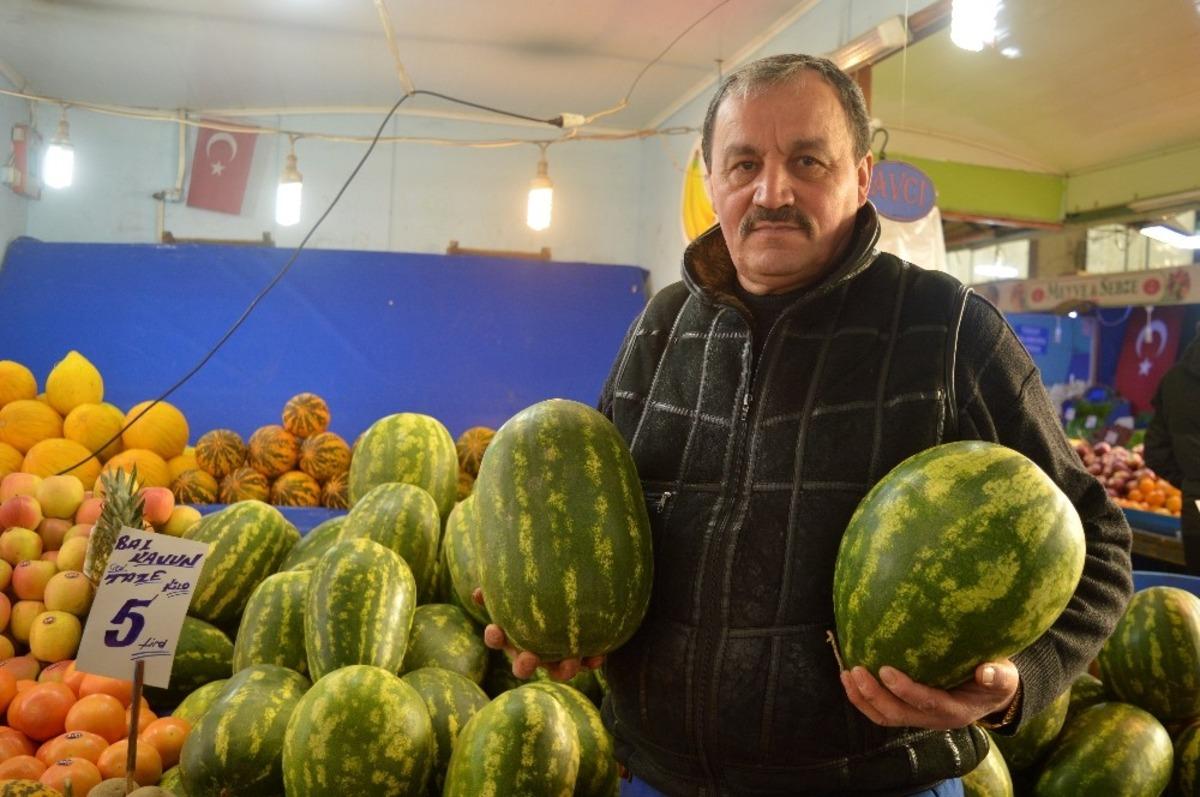 Karpuz hala tezgahlardaki yerini koruyor