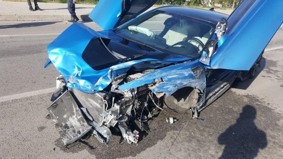 Antalya'da l&uuml;ks otomobil hurdaya d&ouml;nd&uuml;