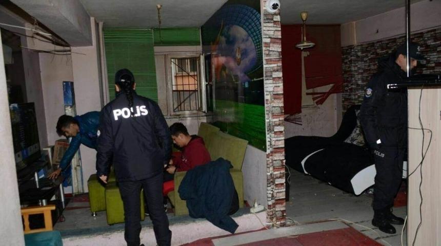 Balıkesir&rsquo;de polis 5 aranan şahıs ve 2 silah ele ge&ccedil;irdi
