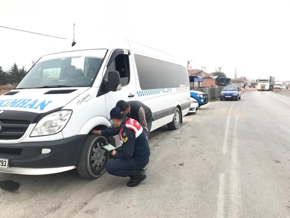 Jandarmadan kış lastiği uygulaması