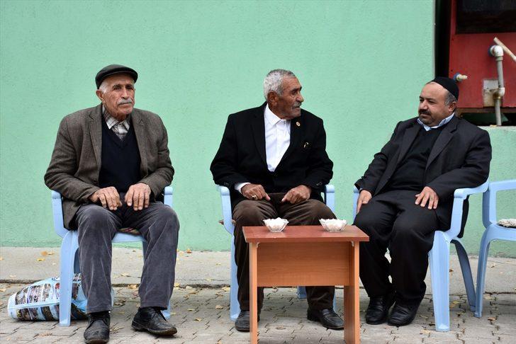 Muşlu muhtar amcasından aldığı mührü 62 yıldır taşıyor G3