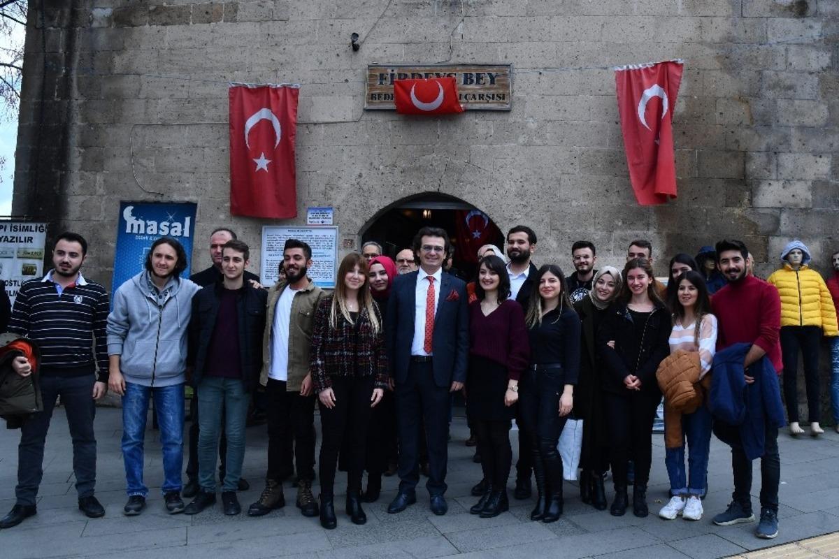 &Uuml;niversitelilerden, belediye desteğiyle &lsquo;Isparta Tarihiyle Y&uuml;zleşiyor Projesi&rsquo;