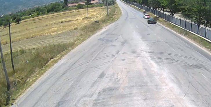 Isparta’da iki otomobilin kafa kafaya çarpışması kameralarda G1