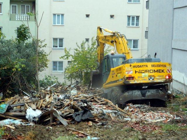 Mudanya’da tehlike oluşturan evler yıkılıyor