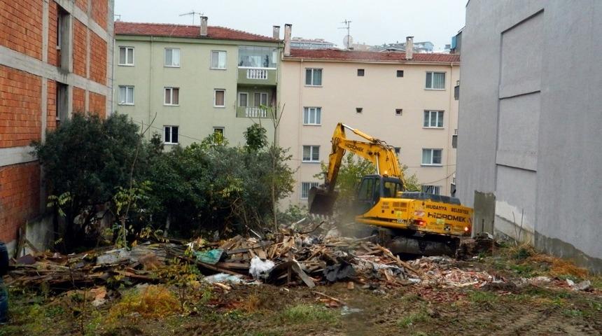 Mudanya&rsquo;da tehlike oluşturan evler yıkılıyor