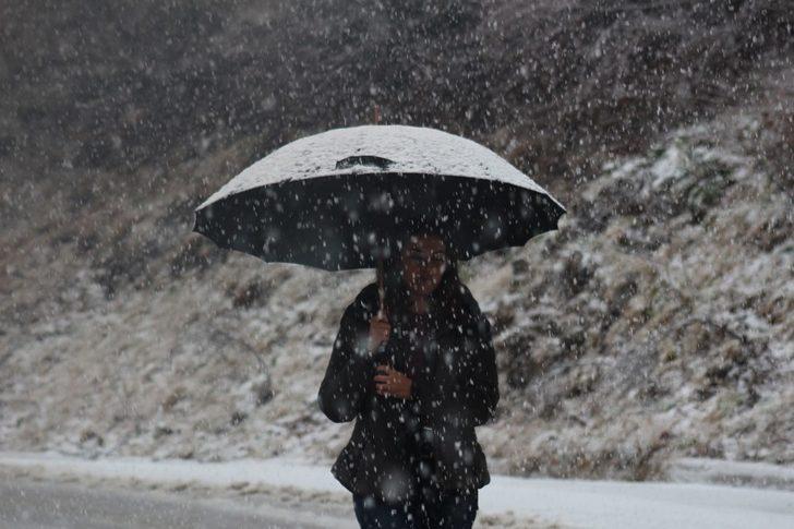 İstanbul’un yanı başındaki Karatepe’ye mevsimin ilk karı yağdı G1