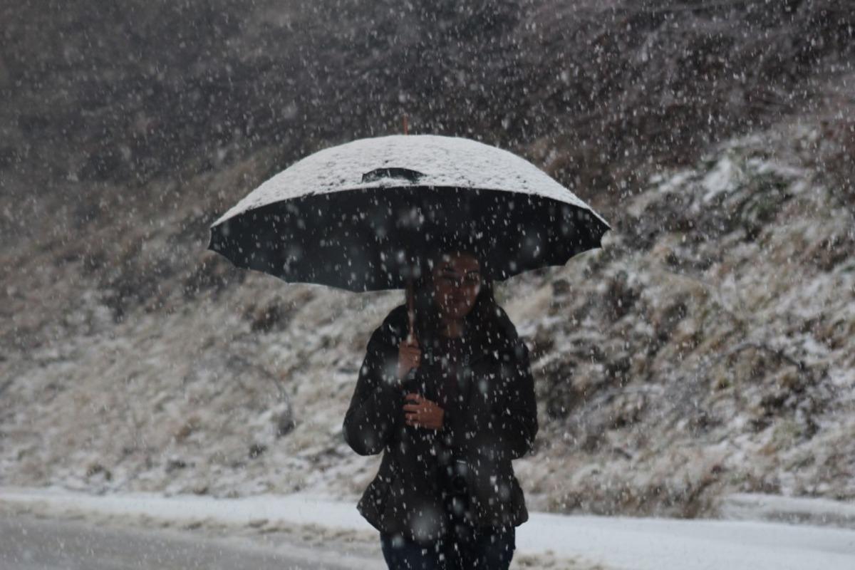 İstanbul&rsquo;un yanı başındaki Karatepe&rsquo;ye mevsimin ilk karı yağdı