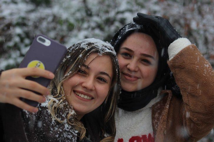 İstanbul’un yanı başındaki Karatepe’ye mevsimin ilk karı yağdı G4