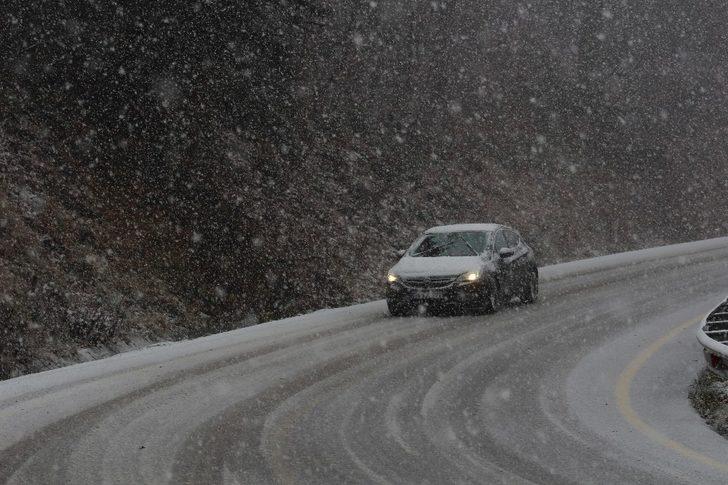 İstanbul’un yanı başındaki Karatepe’ye mevsimin ilk karı yağdı G5