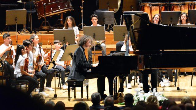 Yorglass Barış Çocuk Senfoni Orkestrası, piyanist Can Çakmur'a eşlik etti