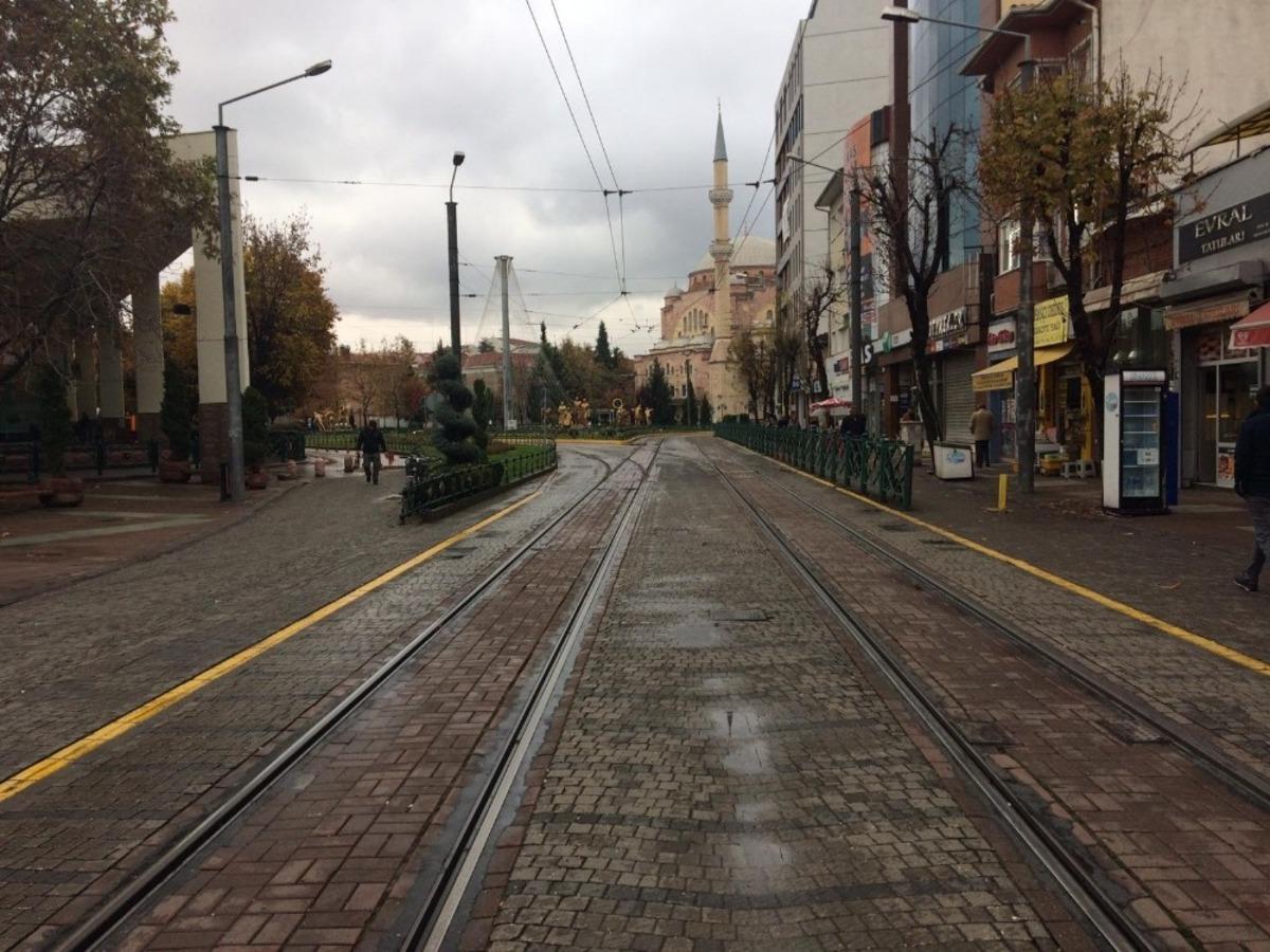 Soğuk hava ve yağış pazar g&uuml;n&uuml; eve hapsetti