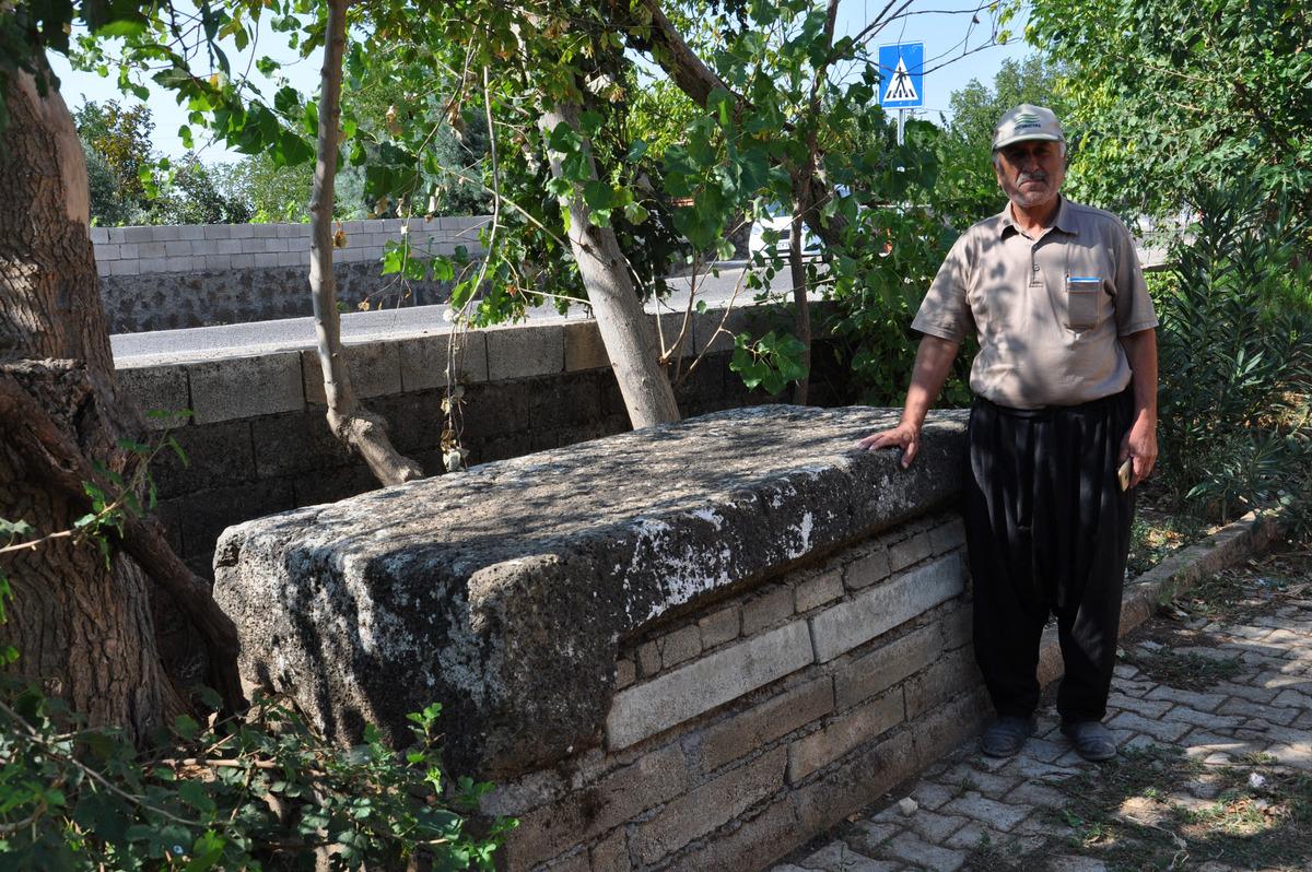 Camideki musalla taşı, Roma d&ouml;nemine ait lahit &ccedil;ıktı