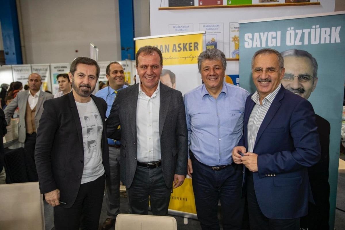 Başkan Se&ccedil;er, fuarda yazarlarla buluştu
