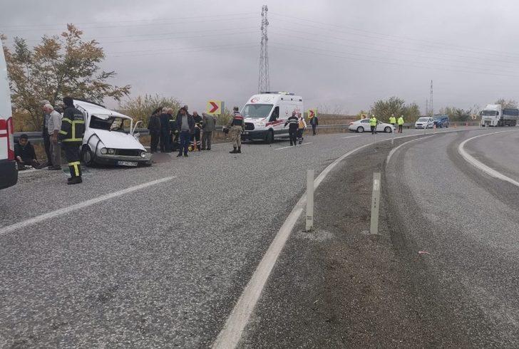 Otomobiller kafa kafaya çarpıştı: 1’i ağır 7 yaralı G2