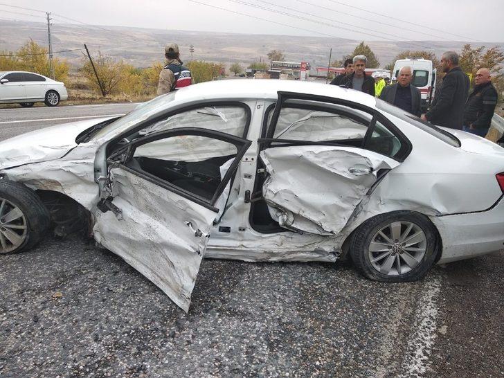 Otomobiller kafa kafaya çarpıştı: 1’i ağır 7 yaralı G3