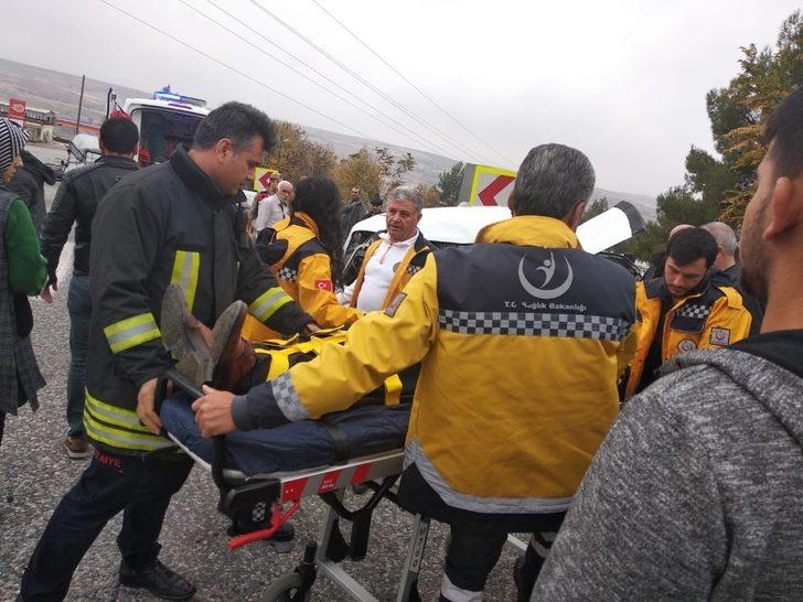 Otomobiller kafa kafaya çarpıştı: 1’i ağır 7 yaralı G5