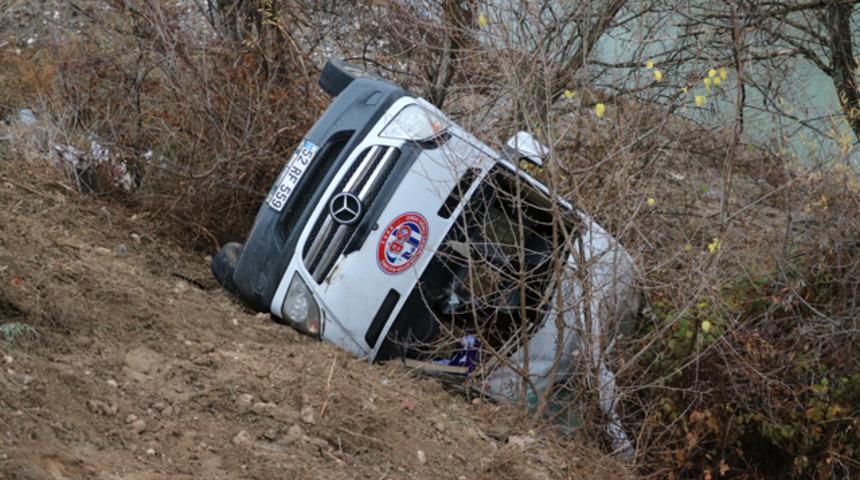 Hentbol takımını taşıyan minibüs kaza yaptı