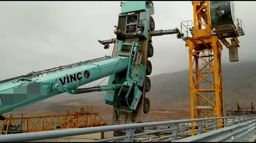 Vin&ccedil;, tonlarca ağırlığı kaldıramayınca k&ouml;pr&uuml;de asılı kaldı