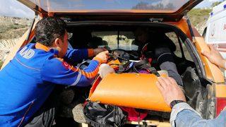 Muğla'da zeytin toplarken kayalıklardan düşerek yaralanan kadın kurtarıldı