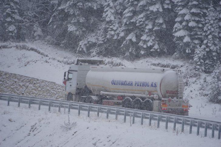 Aniden bastıran kar yağışına hazırlıksız yakalanan sürücüler zor anlar yaşadı G3