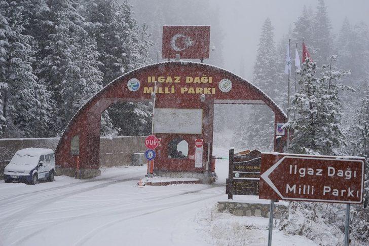 Aniden bastıran kar yağışına hazırlıksız yakalanan sürücüler zor anlar yaşadı G4