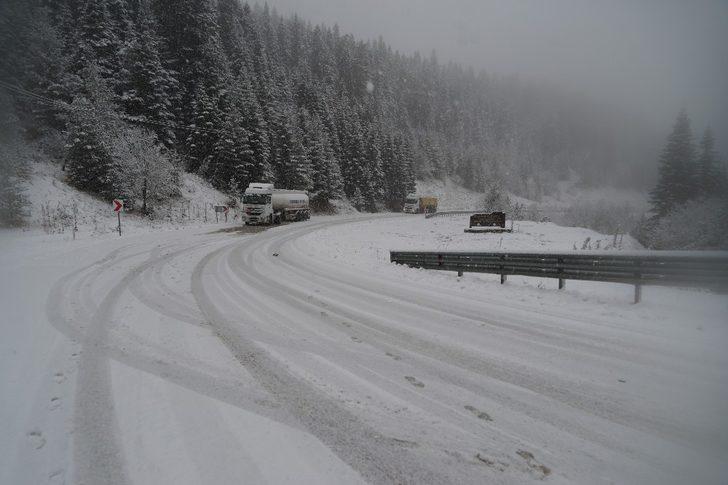 Aniden bastıran kar yağışına hazırlıksız yakalanan sürücüler zor anlar yaşadı G5
