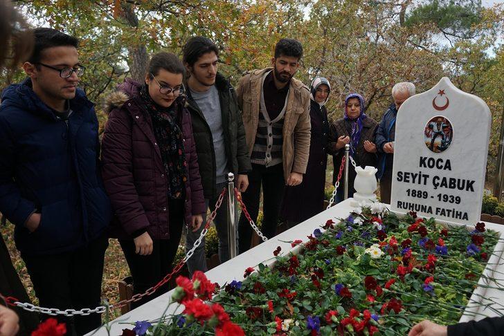 Çanakkale Savaşları kahramanlarından Seyit Onbaşı kabri başında anıldı G3