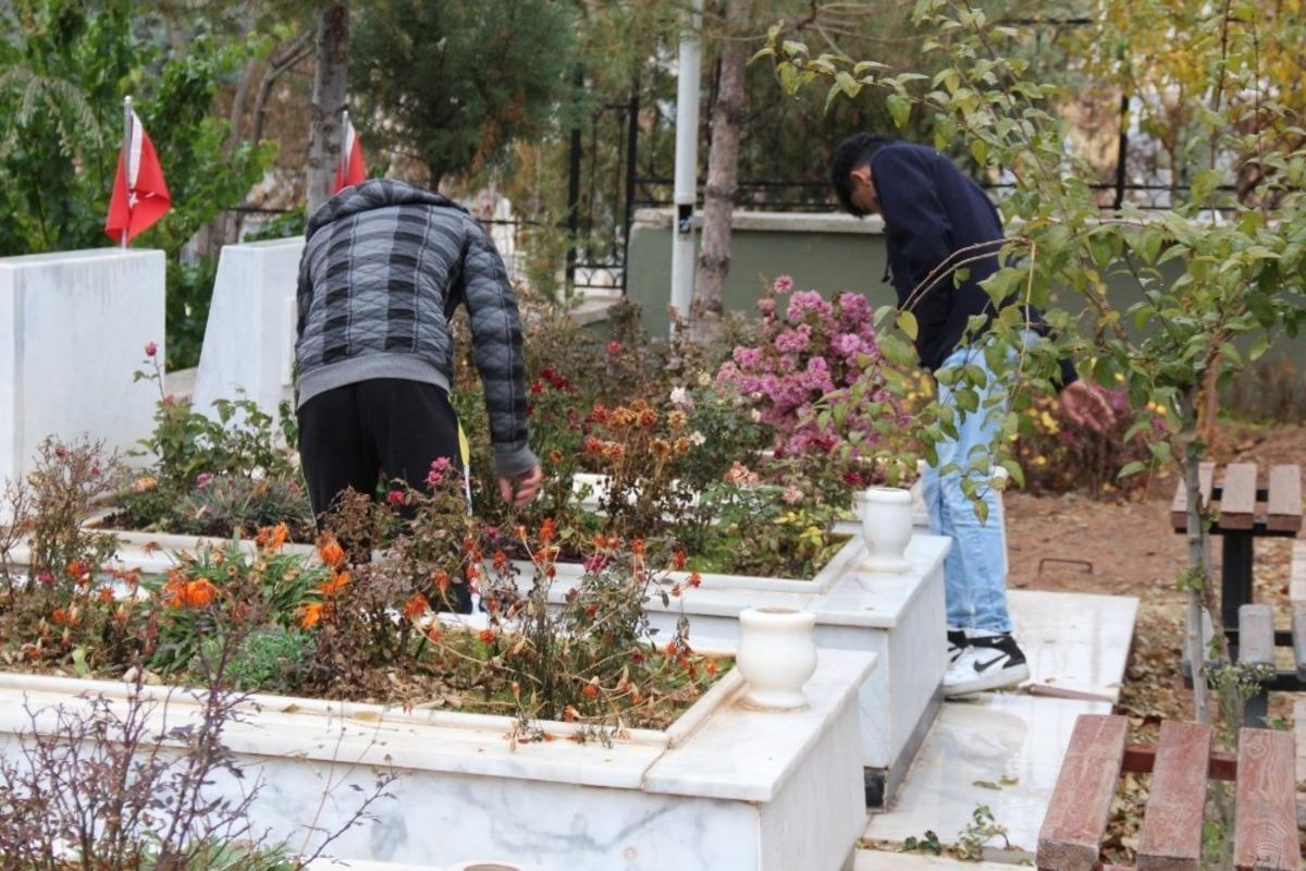 &Uuml;lk&uuml; ocakları şehitler i&ccedil;in y&uuml;r&uuml;y&uuml;p şehitliği temizledi