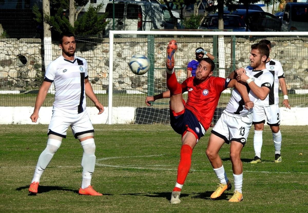 &Ccedil;eşme Belediyespor hem galibiyeti hem de liderliği ka&ccedil;ırdı