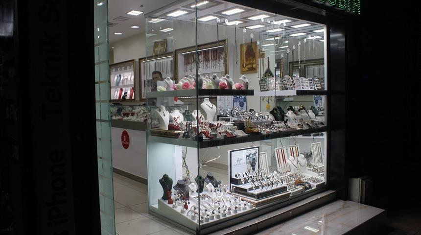 Adana'da kuyumcudan hırsızlık güvenlik kamerasında