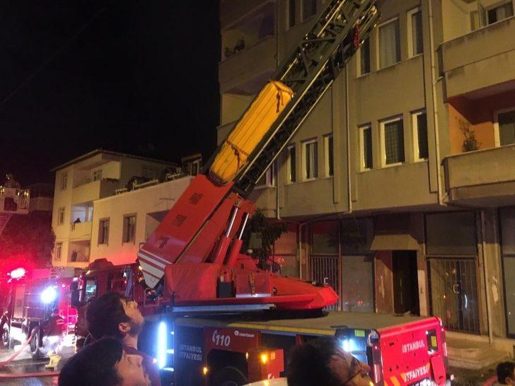 4 katlı binanın çatı katı alev alev yandı G2