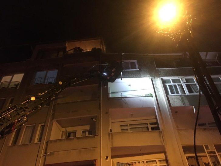 4 katlı binanın çatı katı alev alev yandı G3