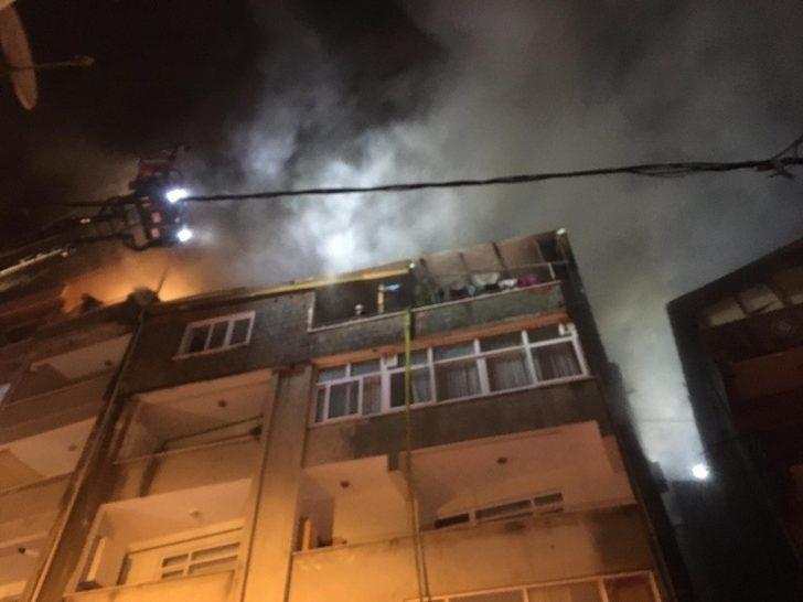 4 katlı binanın çatı katı alev alev yandı G4