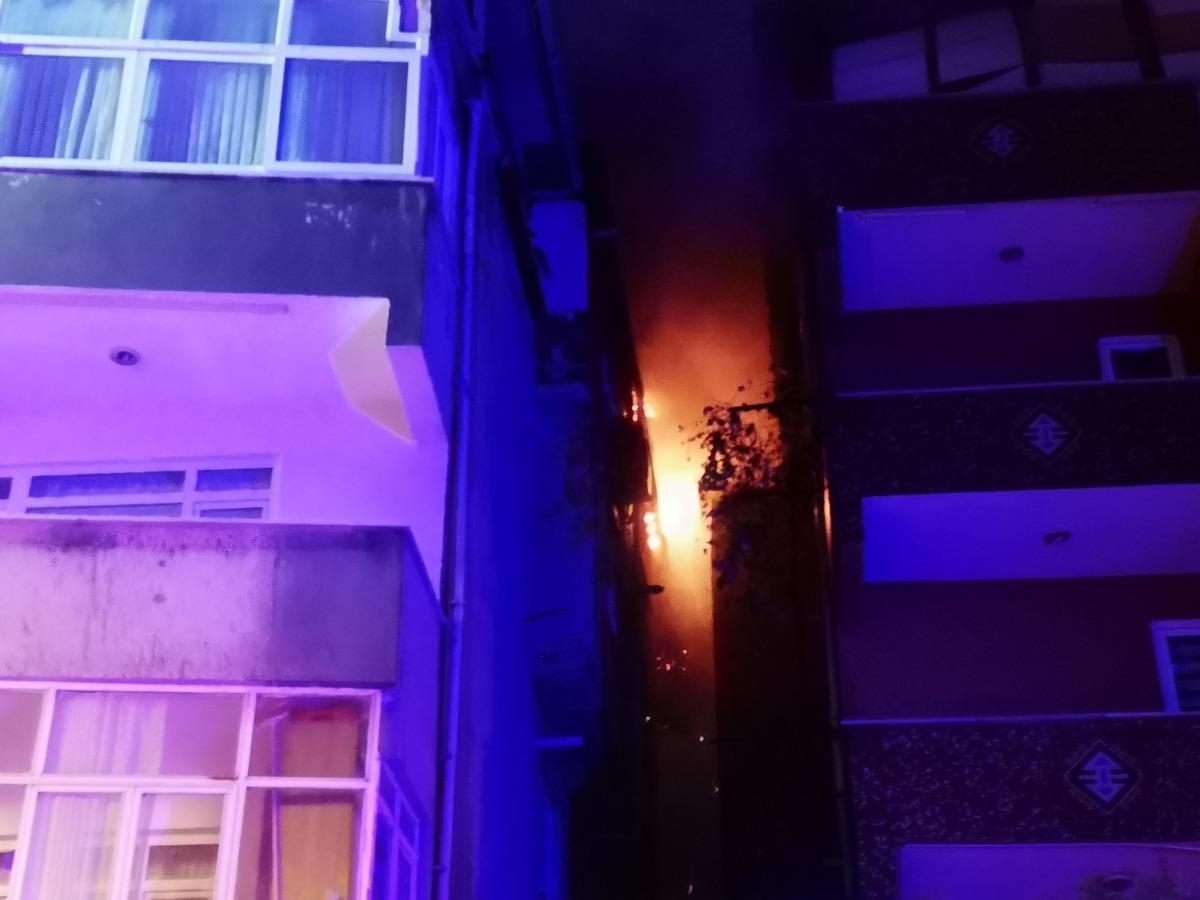 Ataşehir'de 4 katlı binanın &ccedil;atısı alev alev yandı