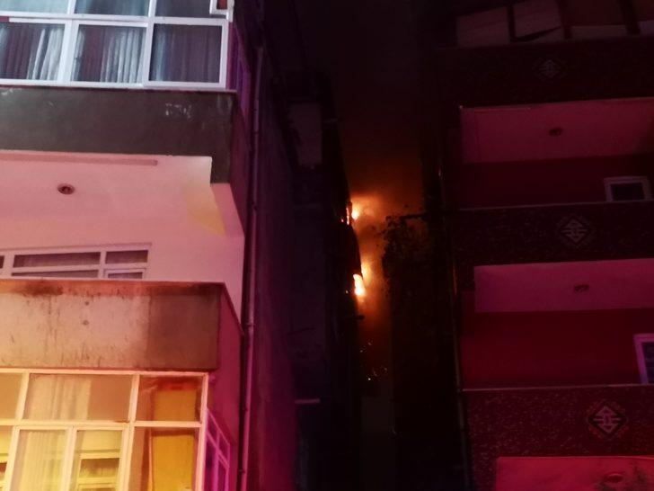 Ataşehir'de 4 katlı binanın çatısı alev alev yandı G2