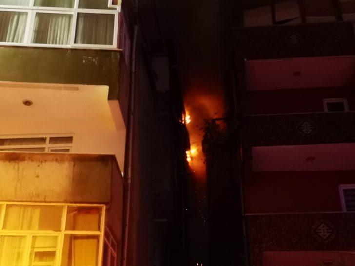 Ataşehir'de 4 katlı binanın çatısı alev alev yandı G3