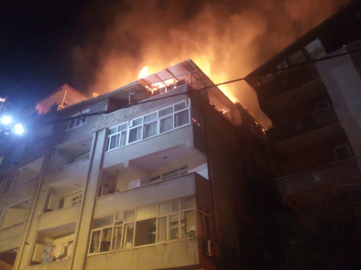 Ataşehir'de 4 katlı binanın çatısı alev alev yandı G5