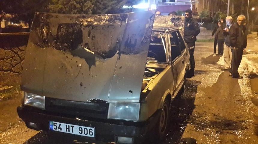 Sakarya’da seyir halinde alev alan otomobil yandı