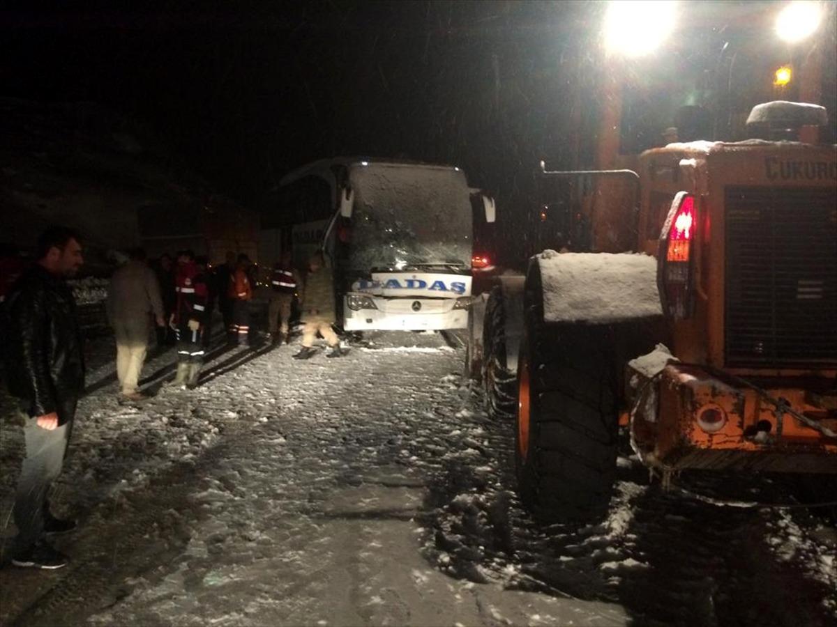 Sivas&rsquo;ta yolcu otob&uuml;s&uuml; kep&ccedil;eyle &ccedil;arpıştı: 1 &ouml;l&uuml;