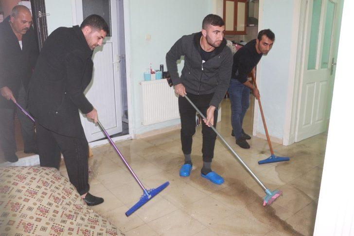 Adıyaman'da yeni evli çiftin evi lağım suları altında kaldı G1