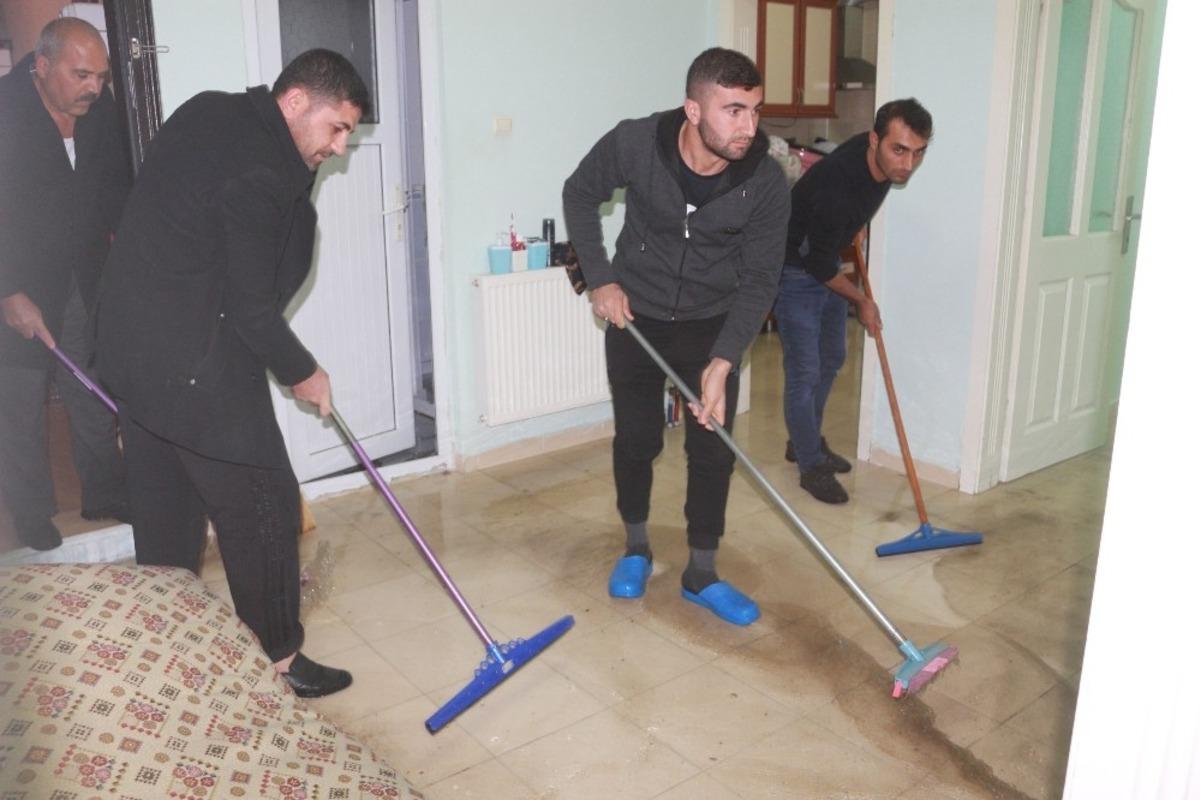 Adıyaman'da yeni evli &ccedil;iftin evi lağım suları altında kaldı