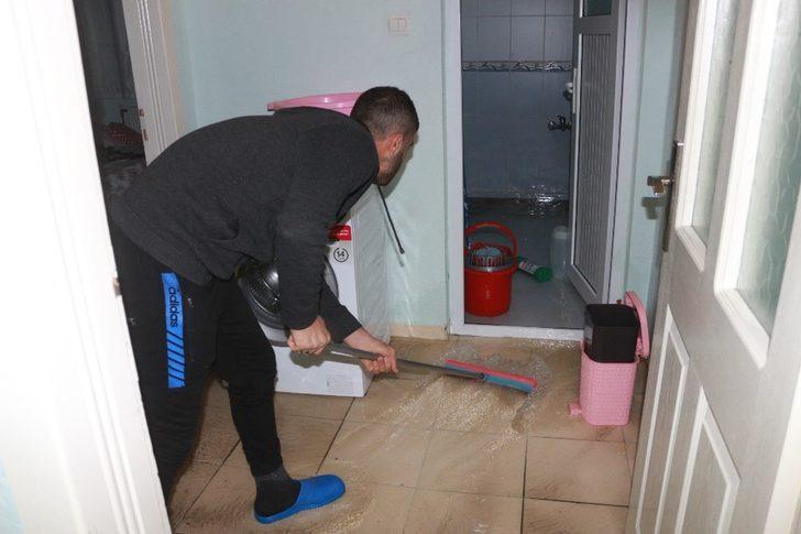 Adıyaman'da yeni evli çiftin evi lağım suları altında kaldı G4